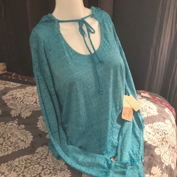 Threads for Thought Tops - Brand New Women’s hooded / pocketed top. 🌸